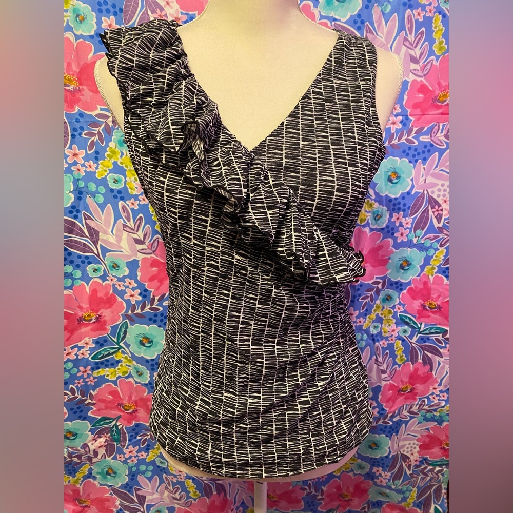 💕3 for $20💕 Asymmetrical blouse with ruffles